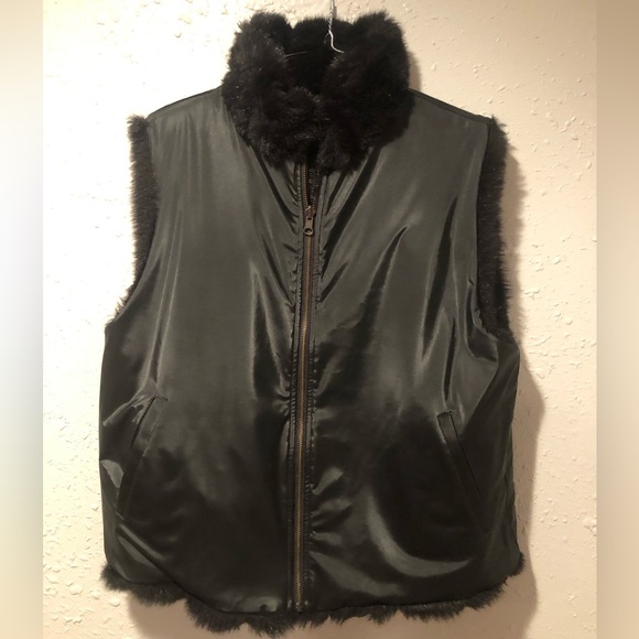 Reversible faux fur vest with pockets - Picture 3 of 4